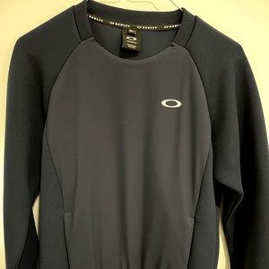 Oakley Crewneck sweatshirt with hand pockets in the front. Navy blue size medium